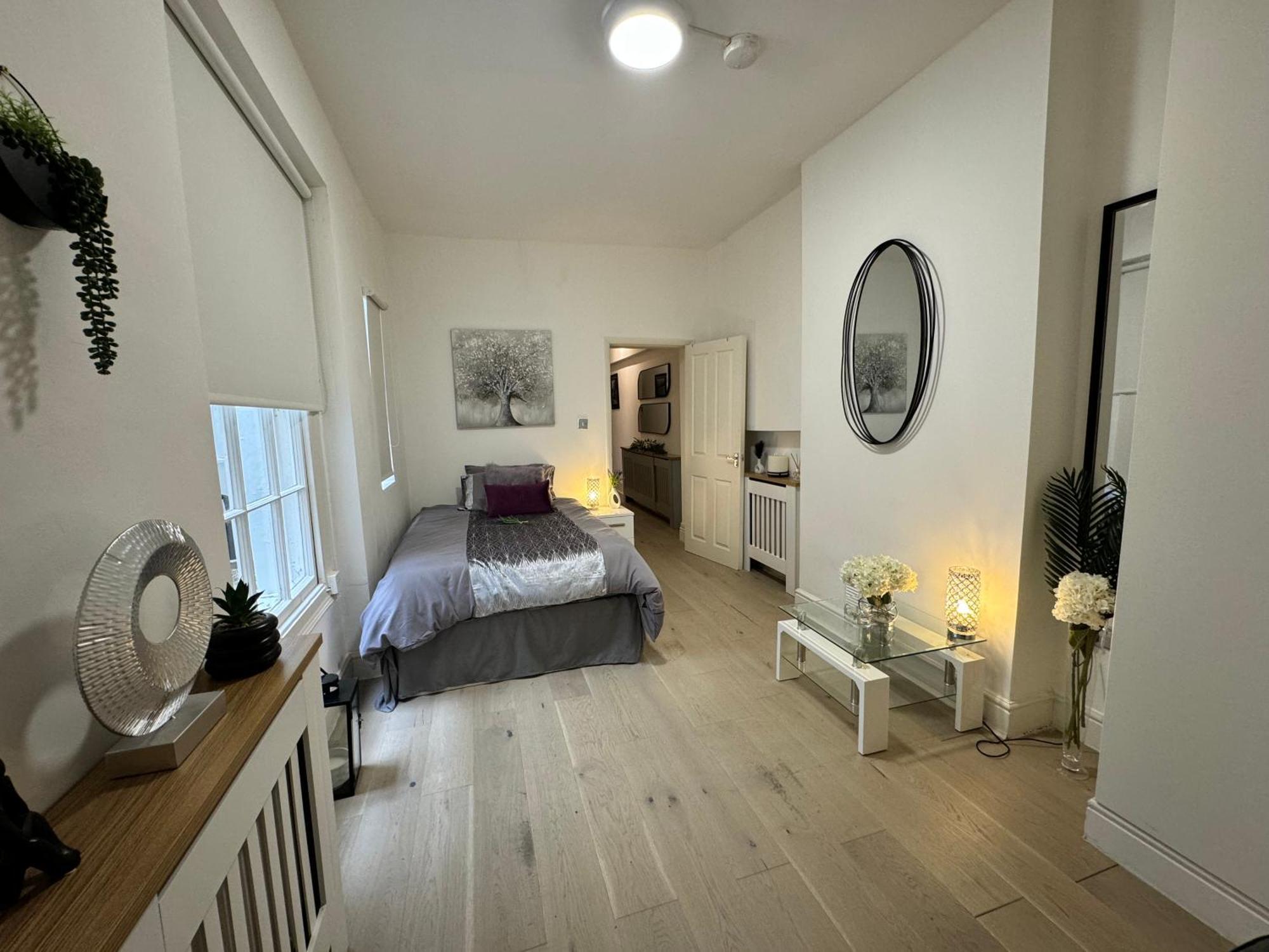 Stunning Refurbished With A Private Courtyard To Enjoy! * London