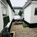 Stunning Refurbished Studio With A Private Courtyard To Enjoy!