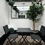 Modern Spacious Studio With A Courtyard Located In Central London