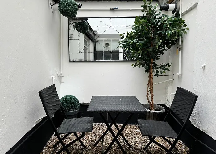 Stunning Refurbished Studio With A Private Courtyard To Enjoy!